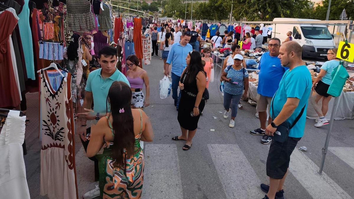Imagen del mercadillo nocturno celebrado el pasado verano en Lucena.