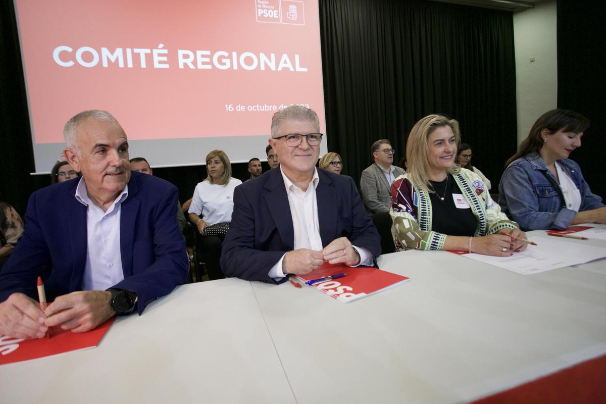 Momento del encuentro de socialistas, ayer en el Comité Regional.