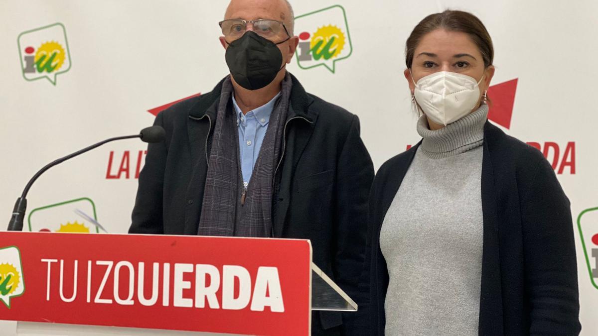 El nuevo concejal de Izquierda Unida Córdoba, Antonio de la Rosa, junto a la coordinadora local del grupo municipal, Irene Ruiz