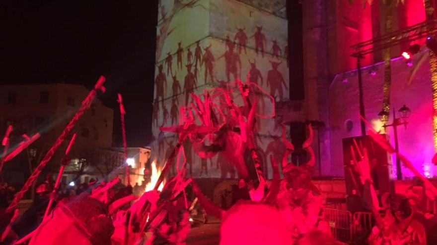 Sant Antoni 2018: Muro disfruta con el baile de ‘dimonis’ y el correfoc