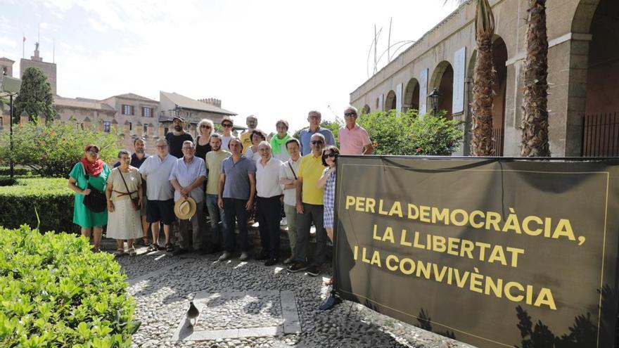 VÍDEO | 'Societat Civil de Mallorca' manifiesta su inconformidad ante el pacto PP y VOX