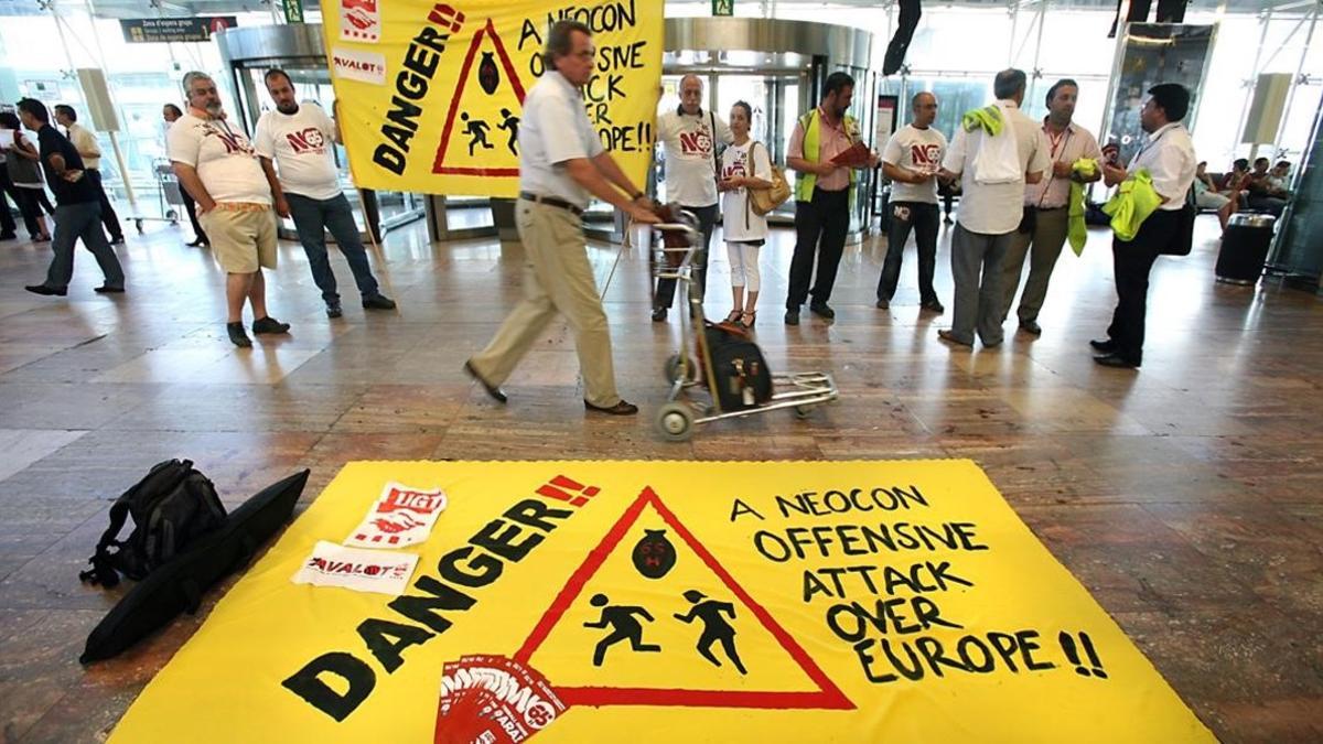 Manifestación en el aeropuerto de El Prat contra una directiva europea para alargar la jornada laboral, en el 2008.