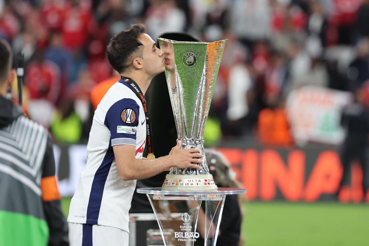 El jugador español del Tottenham, Sergio Reguilón, besa el trofeo conseguido por su equipo