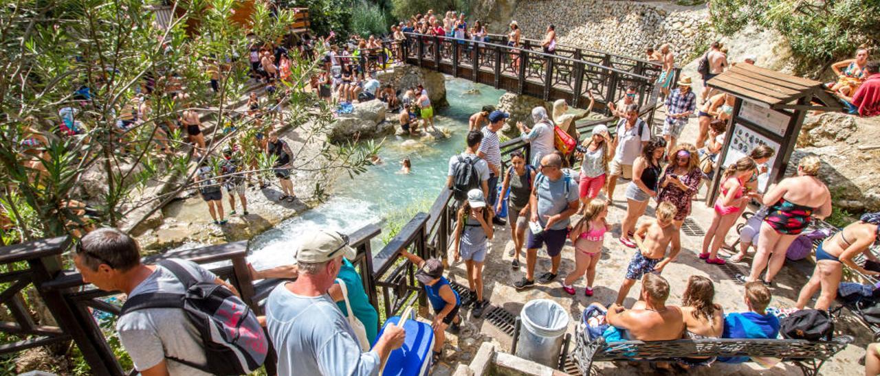 Aspecto que presentaban en la mañana de ayer Les Fonts de l&#039;Algar, totalmente abarrotadas de bañistas, como viene sucediendo todo el verano.