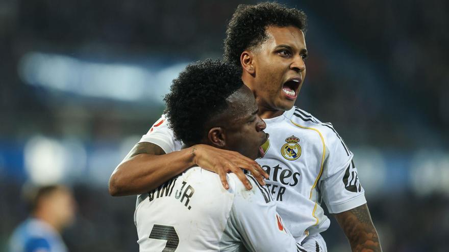 Rodrygo celebra con Vinicius el segundo tanto de los blancos en Mendizorroza.