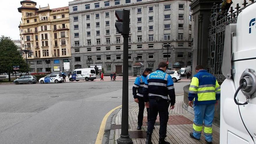 Dos agentes de la Policía Local y un operario del servicio municipal de limpieza analizan el lugar del atropello, junto a la Junta.