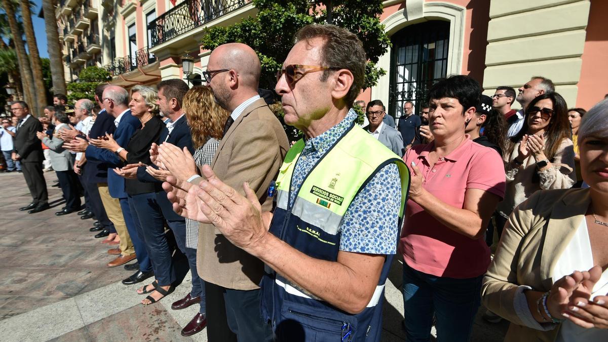 Vecinos se reúnen para guardar un minuto de silencio en Murcia en memoria de los fallecidos.