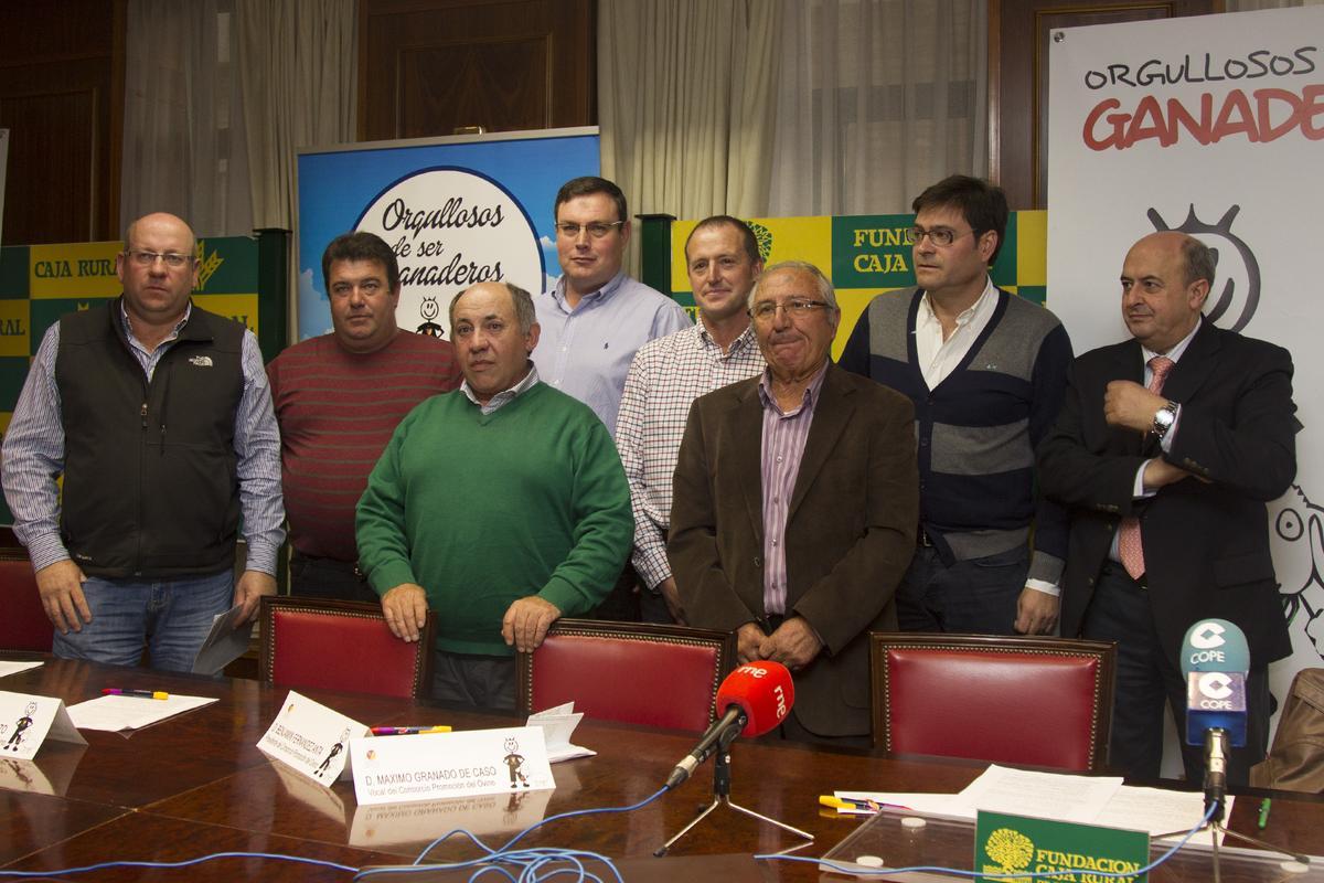 Representanets del Consorcio de Promoción del Ovino durante un acto en Caja Rural