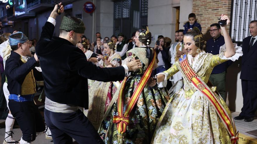 Marina y María Estela completan el &quot;tour&quot; fallero en Montroi