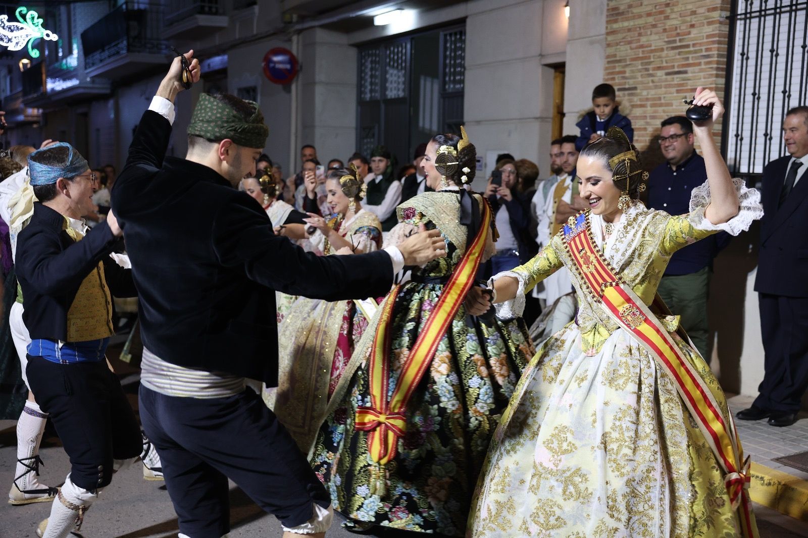 Marina y María Estela completan el &quot;tour&quot; fallero en Montroi