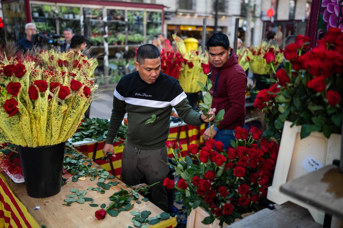 Ambiente de Sant Jordi en La Rambla de Barcelona