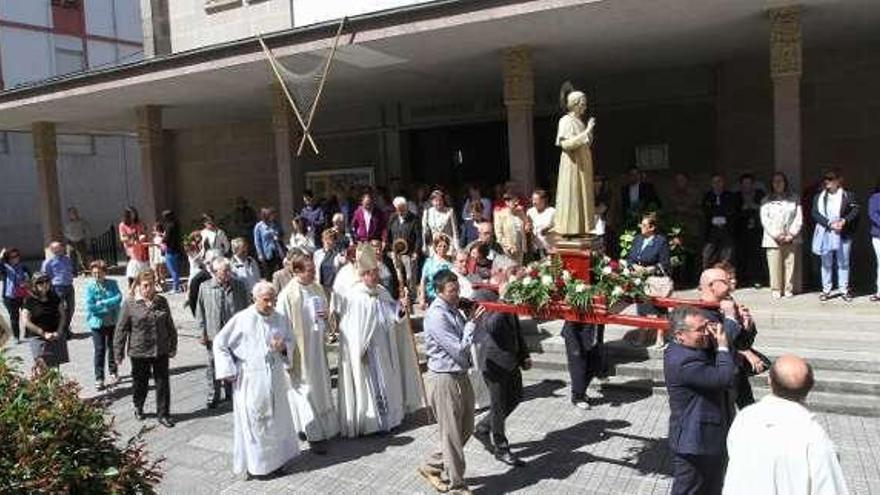 Procesión con la imagen de San Pío X.