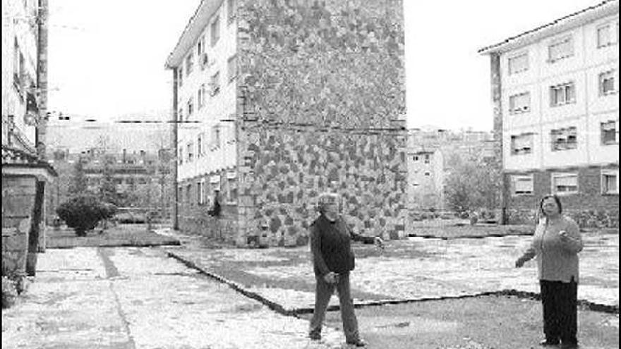 Dos vecinas, en la zona de Pialla que urbanizará el Ayuntamiento de Piloña.