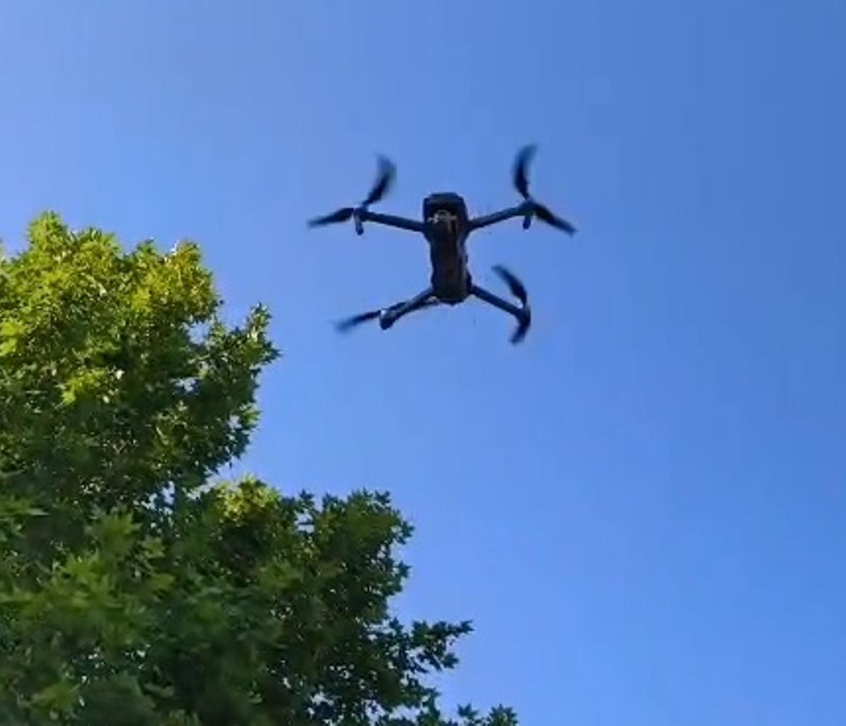 El dron de la Guardia Civil, en el aire.