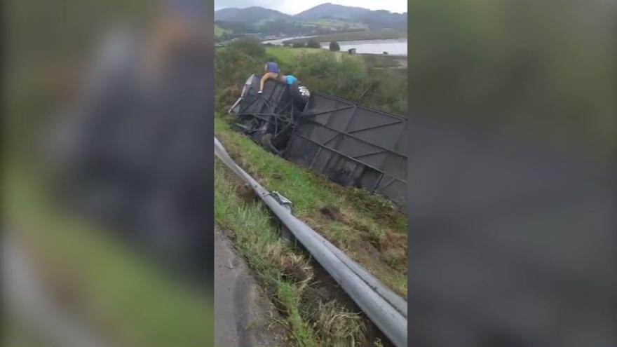 Vuelca un autobús en Seares (Castropol)