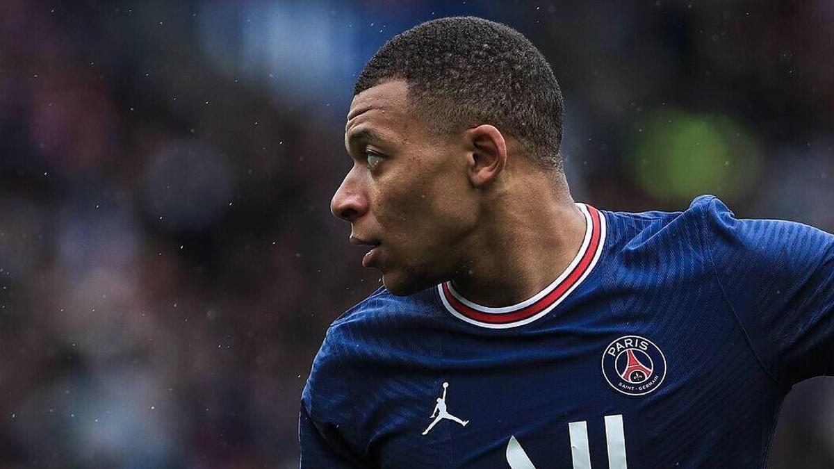 Mbappé con la camiseta del PSG durante un partido de la Ligue 1