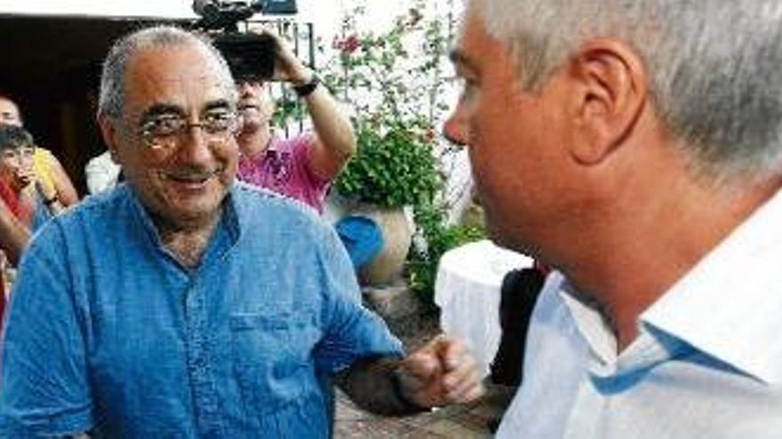 Pere Navarro i Joaquim Nadal es van saludar fredament en una trobada aquest estiu a Palafrugell.