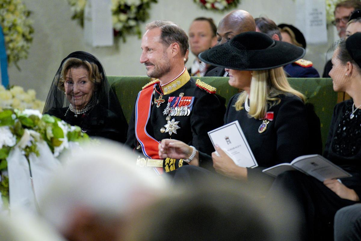(De izquierda a derecha) La reina Sonja de Noruega, el rey Haakon VIII, la reina Mette-Marit y la princesa heredera Ingrid Alexandra.