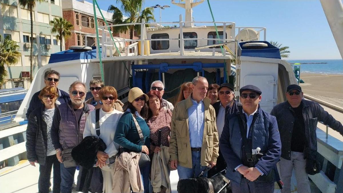 Una de las recientes visitas al buque de Santa Pola por parte de un grupo de la ONCE