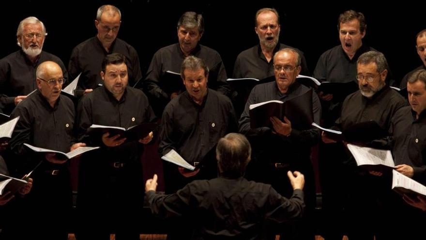 Componentes del coro &quot;Villa de Navia&quot;, actuando en Avilés.