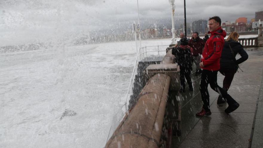 Oleaje en el paseo de Gijón