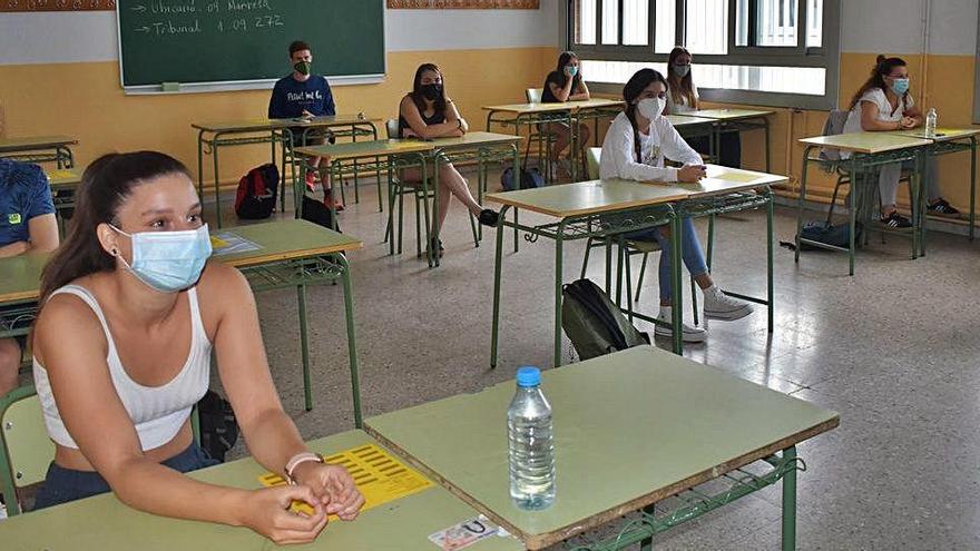 Estudiants preparats per fer el primer examen de les PAU a Berga