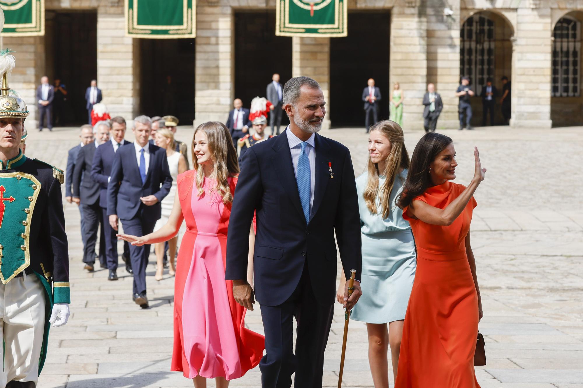 El rey Felipe VI realiza la ofrenda al Apóstol acompañado de la reina Letizia y sus hijas