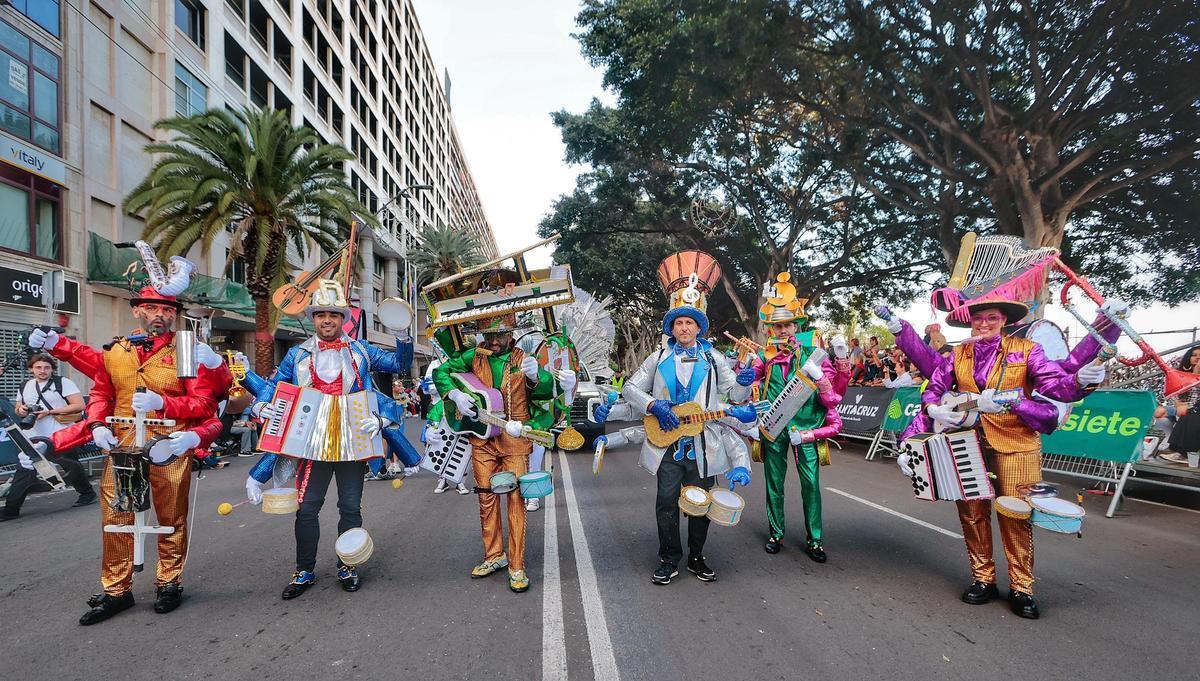 Los hombres orquesta ideados por Jonay Regalado, y el resto de componentes, para el concurso de disfraces.