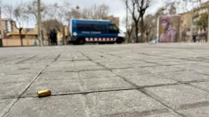 Un casquillo de la bala en el barrio de Sant Roc, tras el tiroteo que se ha producido este viernes por la mañana