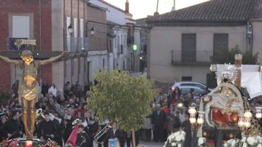 Tres momentos de la Procesión General del Santo Entierro en la tarde del Viernes Santo con participación de todas las cofradías.