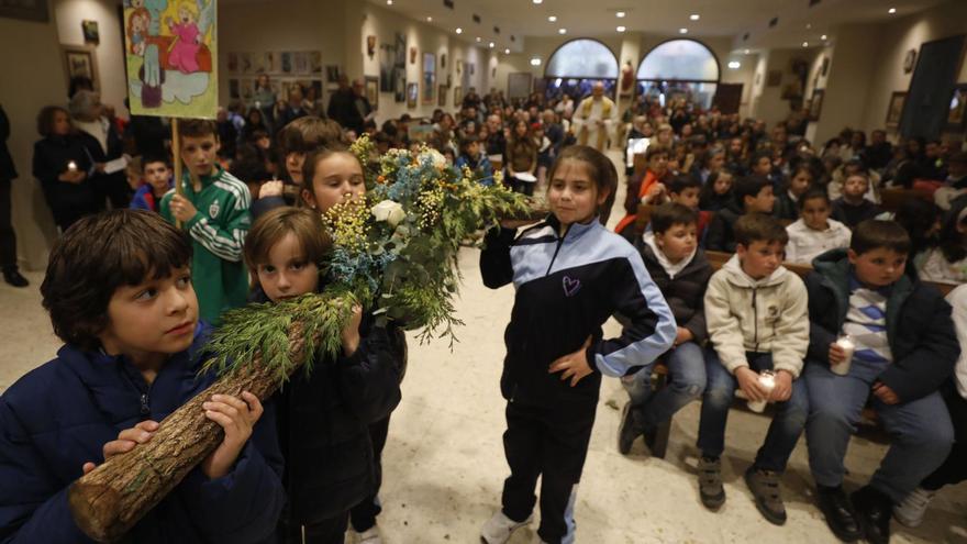 Por la izquierda, Nicolás Bastidas, Ángel Campesino (de verde), David Castrillón, Martín Castrillón, Marina García y Daniela García, portando la cruz durante la celebración del vía lucis en la iglesia de Teatinos. | Luisma Murias