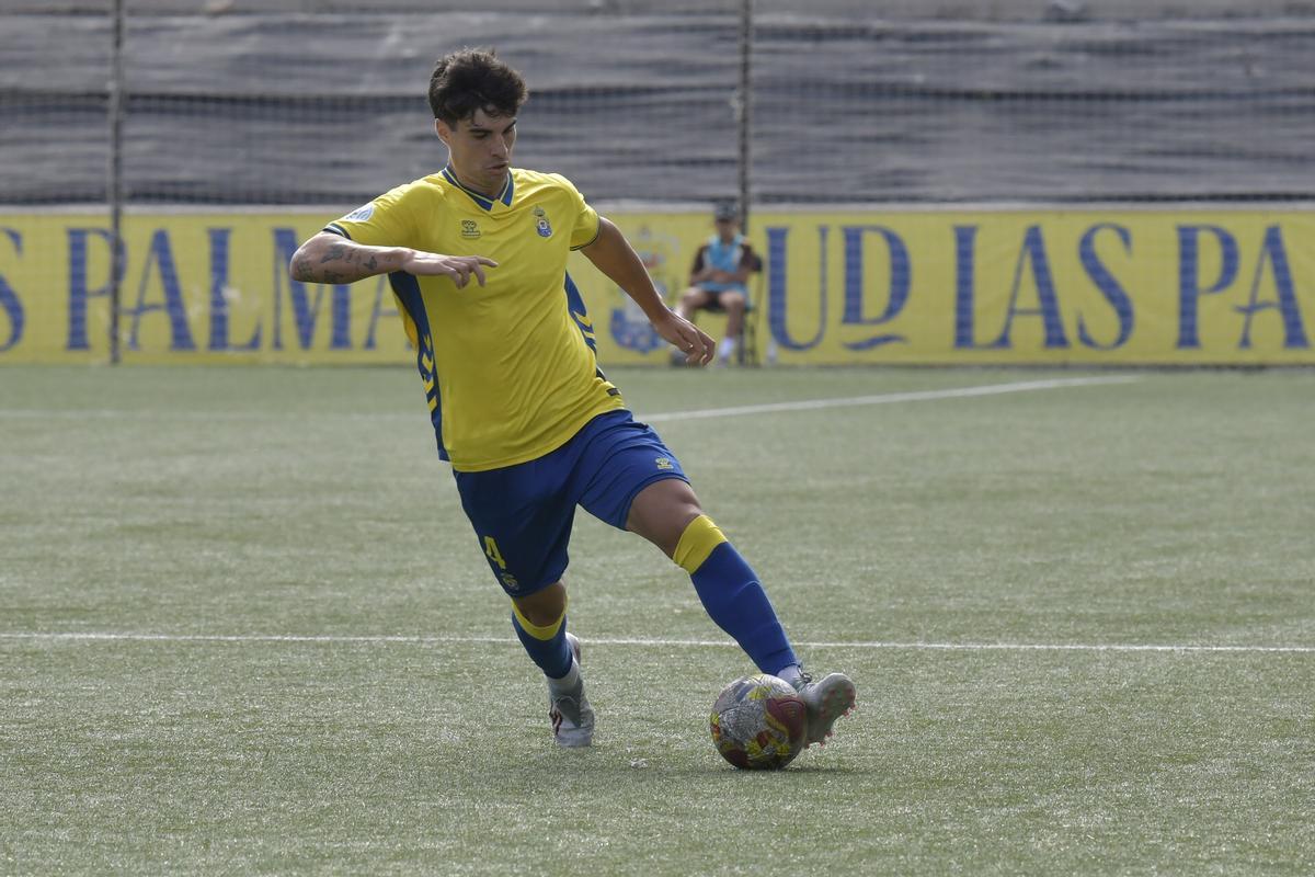 El central Carlos Navarro avanza con el esférico en el Anexo, en la disputa de la undécima jornada ante el Getafe B.