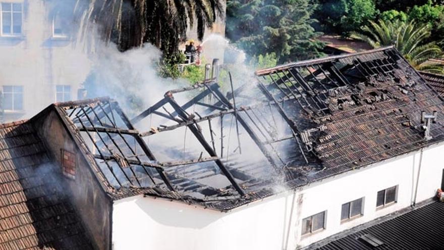 Las llamas destruyeron la cubierta del inmueble de la avenida de Vigo.