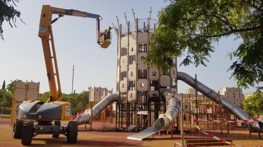 Desmontan la torre quemada del parque de sa Riera para poner un tobogán