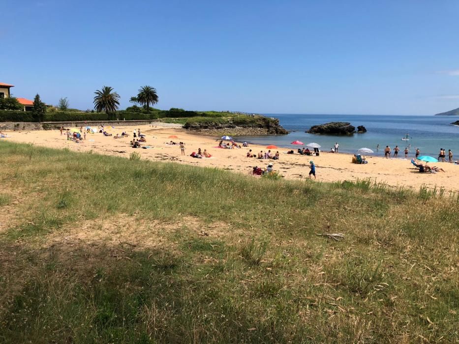 Ambiente de playa en La Isla (Colunga)