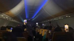 Turistas procedentes de Manchester montan una fiesta en un avión con destino a Ibiza.