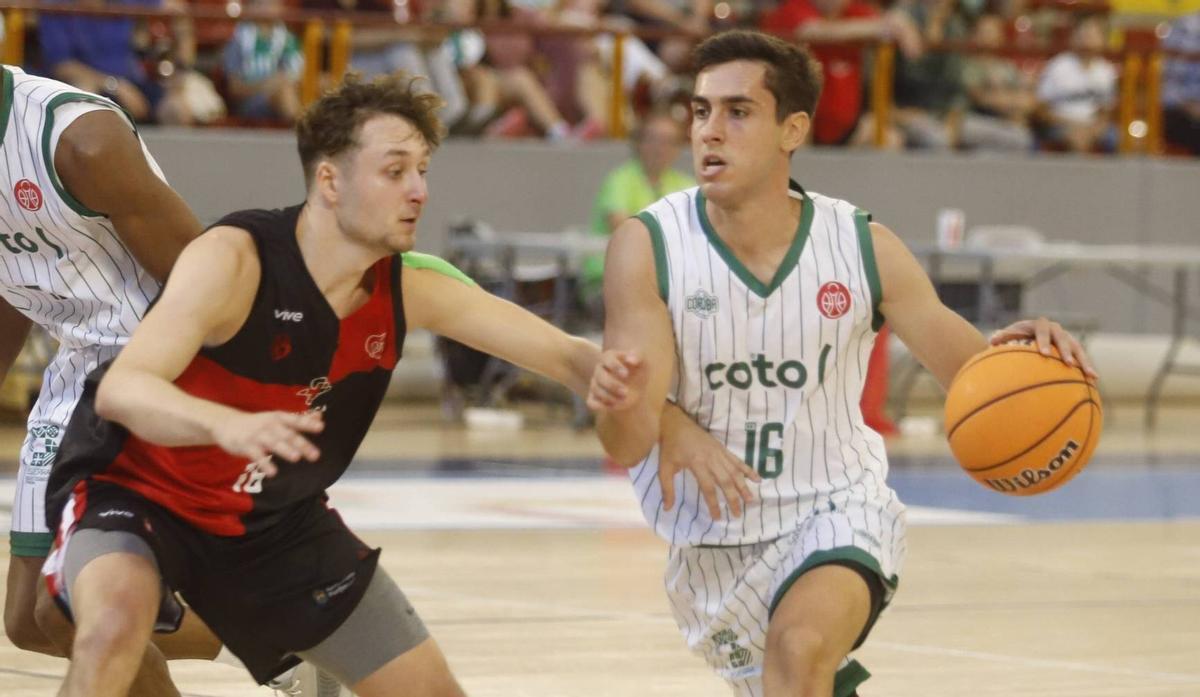Pablo Sánchez conduce un balón.