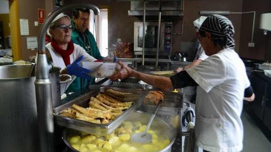 La cocina del comedor social de Cangas. // Gonzalo Núñez