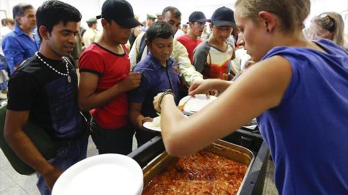 Iniciativa 8Voluntarios distribuyen comida en la estación de Múnich a refugiados procedentes de Budapest.