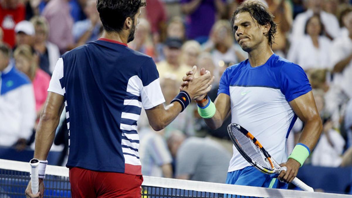 Rafa Nadal y Feliciano López se saludan tras el partido que ha ganado este último, en Cincinnati.