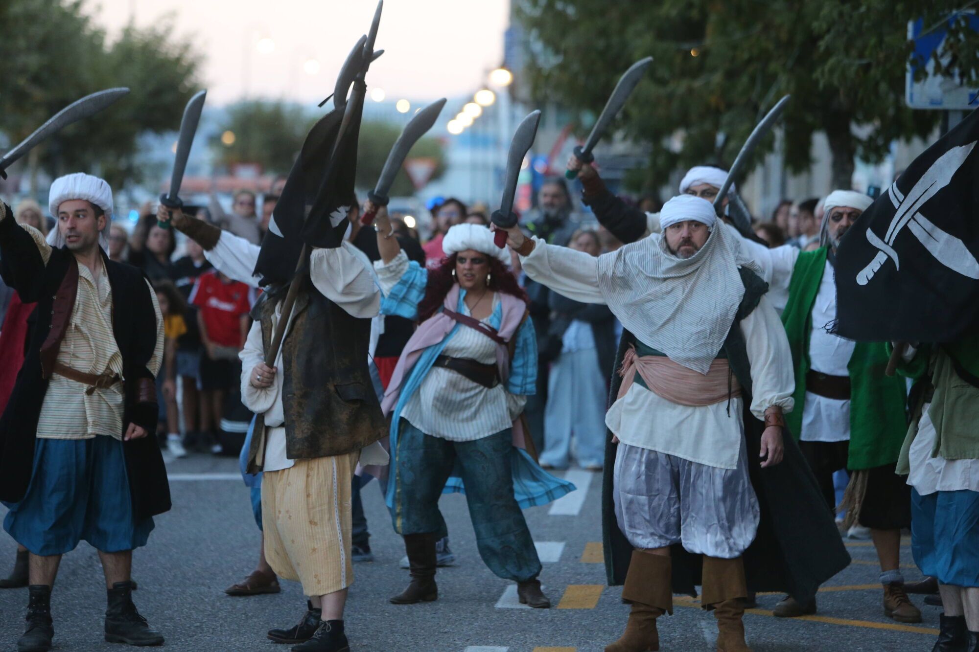 REPRESENTACION TEATRAL DE LA INVASION TURCA DEFENSA DA VILA POR LAS CALLES DE CANGAS