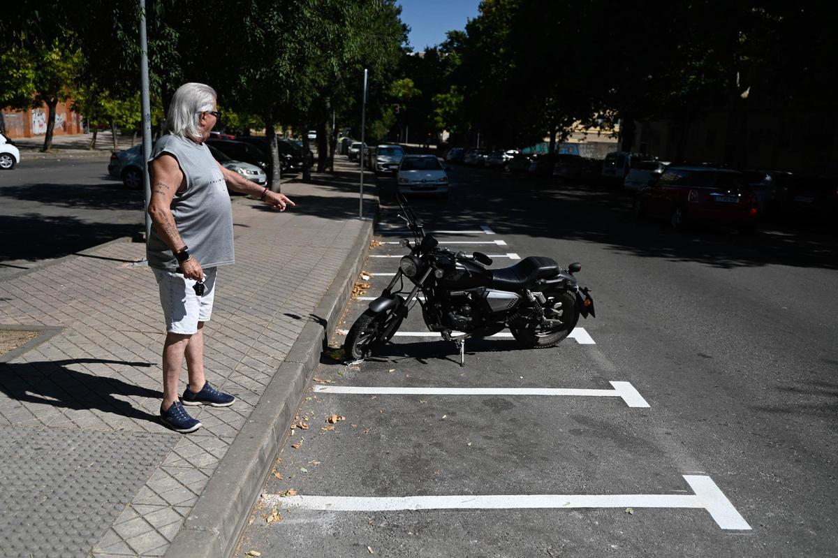 Otra imagen de Juan apuntando al aparcamiento.