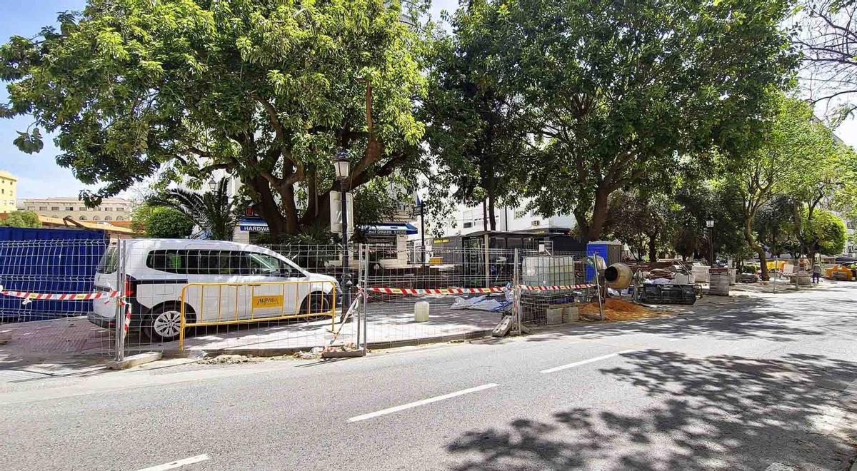 Aceras cercadas por vallas en San Pedro Alcántara debido a una actuación del Ayuntamiento.