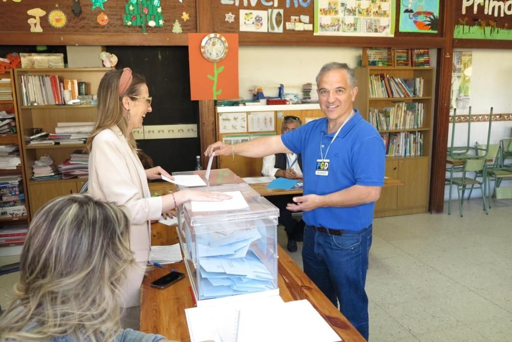 Vilagarcía, A Illa, Ribadumia, O Grove... Los votantes de la comarca eligen a sus representantes municipales y europeos.