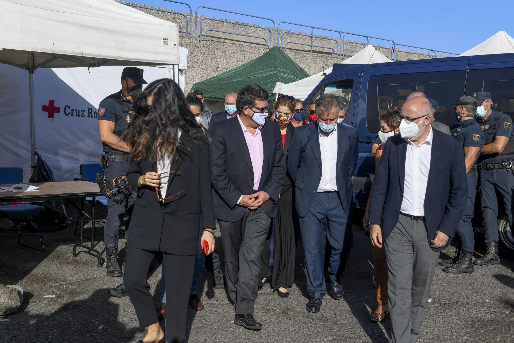 Escrivá visita el muelle de Arguineguín