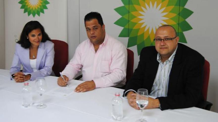 Beatriz Boris, José Ramírez y Carlos Javier Domínguez firman el acuerdo con BP. | lp