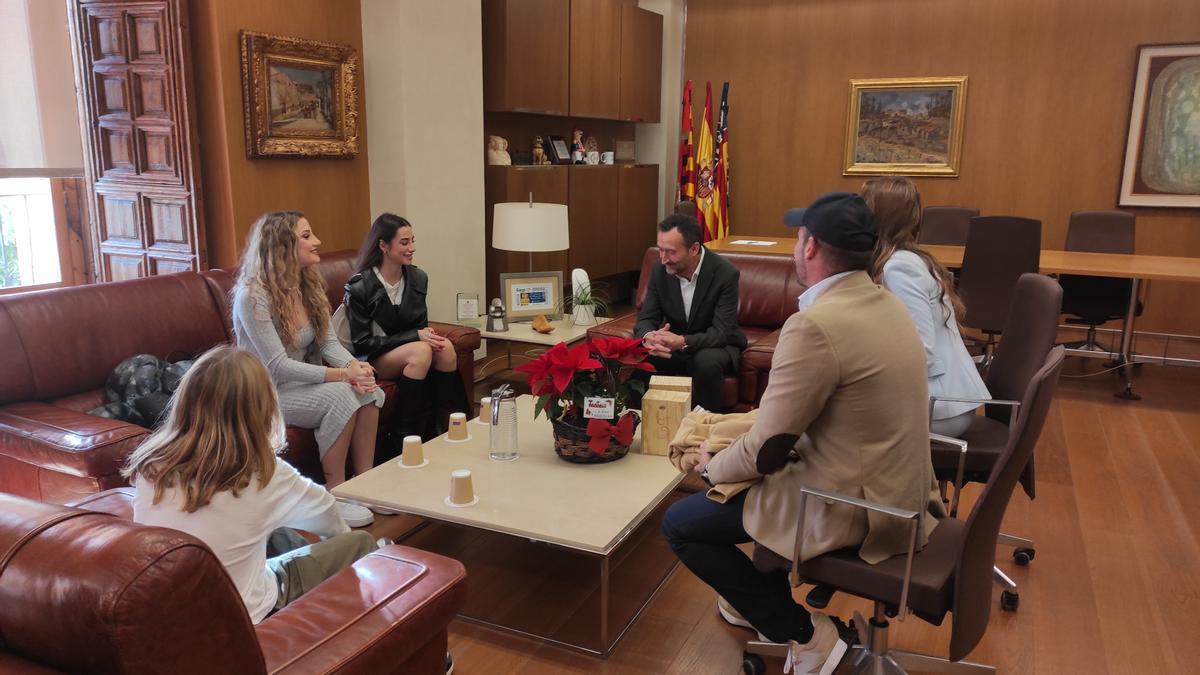 Un momento del encuentro del alcalde con las dos influencers ilicitanas y hermanas