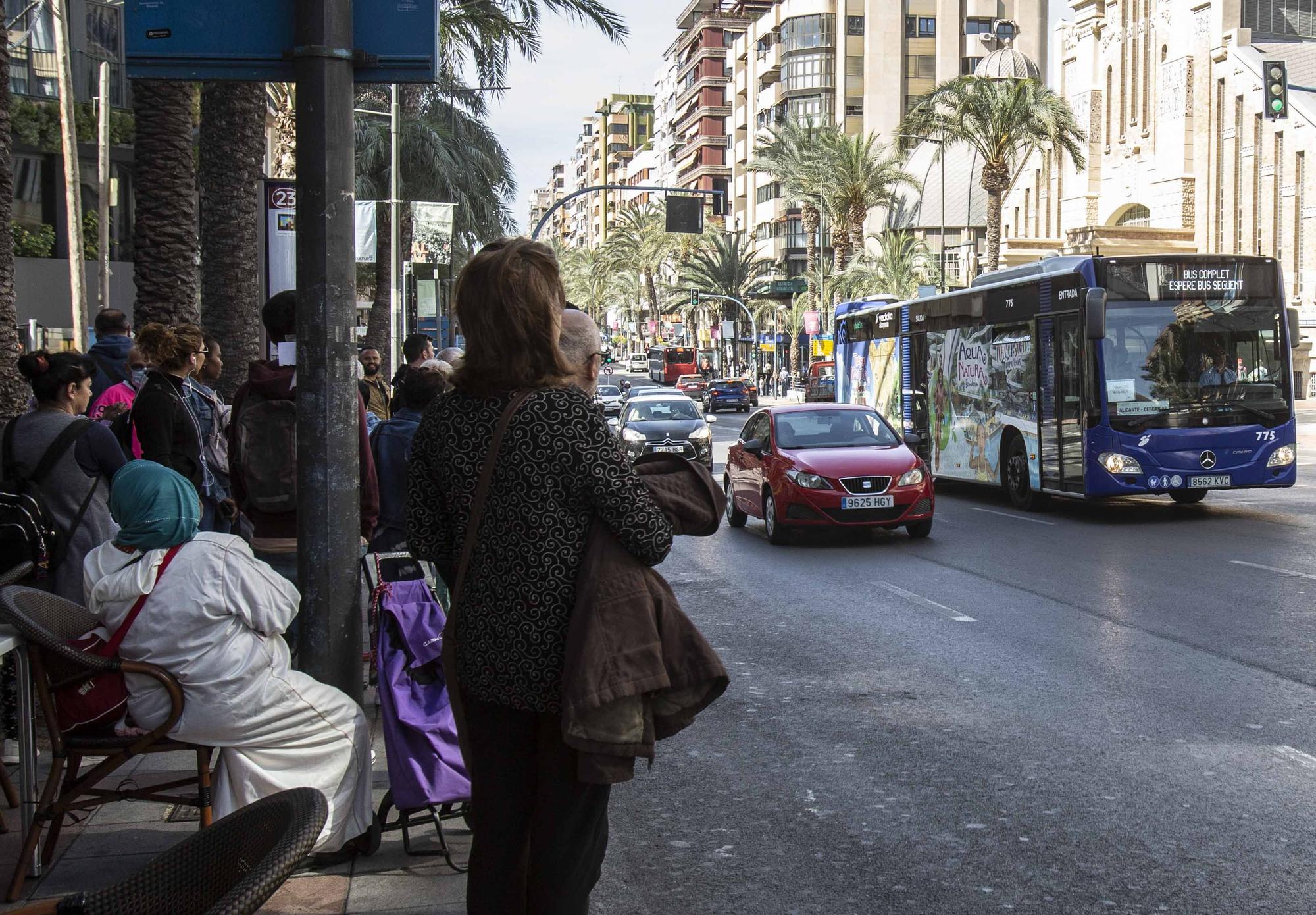 Decenas de personas esperan en las paradas de las líneas 21, 23 y 24 a un transporte en servicios mínimos que pasa cada 60 minutos