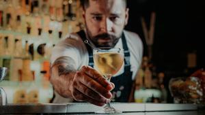 Roberto Tejada, con uno de los cócteles que sirve en Mezcaloteca (Madrid).