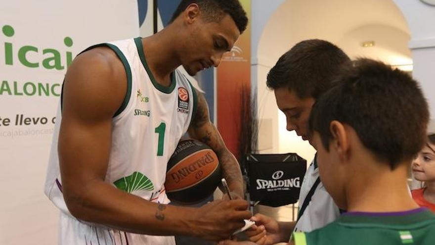 Edwin Jackson, firmando autógrafos, una de las novedades del Unicaja este verano.